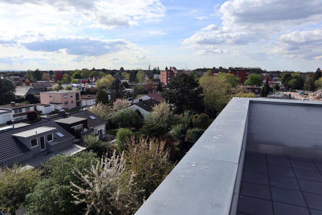 Erftstadt: Helle und ruhige Penthouse-Wohnung mit herrlicher Rundumblick-Terrasse über Erftstadt-Lechenich 